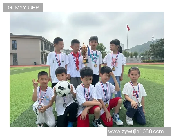 团结一心共踢足球展现团队精神与友谊的魅力