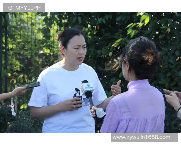女主持人如何在足球赛事中展现独特魅力与专业素养的全新视角