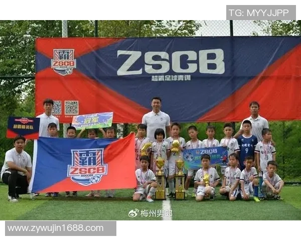 足球男童的梦想之路从绿茵场开始勇敢追逐属于自己的冠军荣耀 足球男童的梦想之路从绿茵场开始勇敢追逐属于自己的冠军荣耀